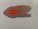 BEAMS CUSTOMIZED CONCEPT ステアリングとドア開口部の足元、エクステリアではボディサイド後方とバックドアにビームスのロゴを配しています。
