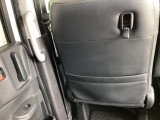 【シートバックポケット】すぐ手に取りたいアイテムをスマートにしまっておけます。限られた空間を有効に活用でき、長距離のドライブでも車内を清潔感のある落ち着いた状態に保ってくれる実用的な機能です。