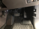 【運転席】アクセル、ブレーキはこのようになっております。
