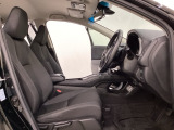 女性でも運転がしやすいように、シートの高さ調整機能(シートリフター)がついています。広い足元にゆったり座れるシートには肘掛も装備しており長距離の運転でも疲れにくいシートです。