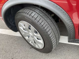 当店でのタイヤの目安は「車検基準」といたしております。ご希望でお車ご購入と同時での新品タイヤへの交換(有料)もお承りいたします。詳しくはスタッフまで。