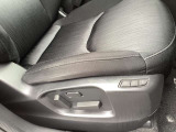 パワーシートでぴったり合ったドライブポジションで運転♪いつでも同じ位置に合わせられるメモリー機能付き♪シートヒーター機能付きで寒い冬のシートも瞬時に温まります♪