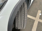 ホイールの状態やタイヤ溝の残り具合は、安全性や維持費にも関わる重要なポイントです。写真にて現状をご確認いただけますが、気になる点や詳細については、お気軽にお問い合わせください。