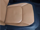 【運転席】ヴィンテージタンの温かみとエボニーの落ち着きが、ドライブの時間をより上質に演出します。