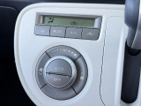 【オートエアコン】一度お好みの温度に設定すれば、車内の温度を検知し風量や温度を自動で調整。暑い&hellip;寒い&hellip;と何度もスイッチ操作をする必要はありません。快適な車内空間には必須の機能ですね♪