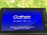 センターに配置されたディスプレイで、ナビやオーディオの操作をまとめて行えます。画面表示が見やすく、案内や音楽の設定を確認しながら使える便利な装備です。