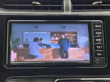 停車中にテレビ映像を視聴でき、休憩時間などを車内で過ごす際にも便利です。番組映像が表示され、停車中のひとときを楽しめる装備として活躍します。