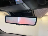 後部座席に人や荷物を載せているときでも後方視界が遮られない、デジタルインナーミラーを装備しています(光学ミラーモード切替可)。