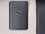 ドアの開閉時、両手が荷物で塞がっている時はキーレスでのカギの解除が大変ですよね。スマートキーはポケットやバッグに入れておけば、ノブに触れただけでロックの解除が可能です。とても便利な機能です。