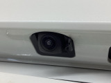 車の後方に小型カメラが付いておりバックする際の後方の様子をモニター上に表示します。