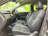 前席は視界を確保しやすい運転席まわりと、身体に沿うシート形状が魅力です。落ち着いた色合いで清潔感のある室内にまとまり、助手席の方もゆったり過ごせる空間。乗り降りの際も開口部に余裕があります。