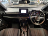 運転席の画像です。足元やシートまわりに余裕があり、リラックスした姿勢で運転が可能です。視界も良好で操作系へのアクセスもしやすく、快適で安心感のあるドライブをサポートします。