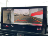 ●360度カメラ『車両の4つのカメラから得た映像を合成し、上空から眺めているような映像をモニターに映し出します。車両周辺の歩行者や障害物などの発見に役立ちます。』