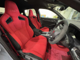 運転席は大きな座面と包み込むような背もたれが身体全体を支えます。上質なシートを採用し長時間の運転やコーナーの多い道も快適です。座ったときの頭上スペースも余裕たっぷりでロングドライブも楽チンです♪