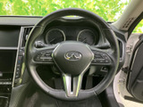 手元にまとまったステアリングスイッチとレバーで、運転中も視線の移動を抑えながら必要な操作を確認しやすい配置です。日常の運転をサポートします。