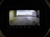 バックモニター付きで慣れない駐車場や車庫入れをサポートします。