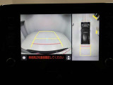 パノラミックビューモニターを装備。駐車場や交差点でクルマを真上から見るように周囲を確認できます。機能の詳細は販売店スタッフまでおたずねください。