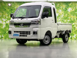 すっきりとしたフロントまわりと、荷台へ続く端正なシルエットが印象的。白いボディが清潔感を添え、街中でも仕事先でも親しみやすい佇まいです。