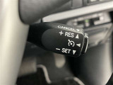 クルーズコントロール機能が付いています。 速度を設定するとアクセルを踏まなくても一定の速度で走ることができます。  高速道路ではとても便利な装置なんです。