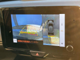 【パノラミックビューモニター】専用のカメラにより、上から見下ろしたような視点で360度クルマの周囲を確認することができます☆死角部分も確認しやすく、狭い場所での切り返しや駐車もスムーズに行えます。