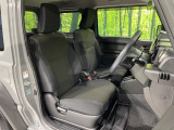 運転席まわりには十分なスペースがあり、大柄な方でもゆったり運転していただける環境です。