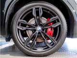 【BMWアロイホイル】軽量かつ強度に拘ったアロイホイル。走行性能ポテンシャルを引き出す設計。車の足元を引き締めてくれる大きなポイントはアロイホイルです。