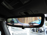 車両後方のカメラ映像を表示するカメラモードと通常のミラーモードの切り替え可能。後席の同乗者や荷物で視界が狭くなる時や、雨天時、夕暮れ時でもクリアで広い後方視界を確保し、走行時の運転をサポートします。