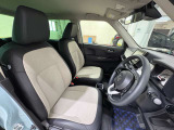 運転席は大きな座面と包み込むような背もたれが身体全体を支えます。上質なシートを採用し長時間の運転やコーナーの多い道も快適です。座ったときの頭上スペースも余裕たっぷりでロングドライブも楽チンです♪