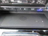 Qiワイヤレス充電機能を装備。ケーブルを接続することなくスマートフォンの充電が可能です。