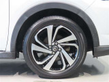 純正のアルミホイール装着車です。タイヤサイズは195/60R17です。
