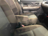 センターアームレスト付きで運転中も腕が楽々!