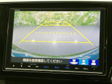画面に後方の様子と目安線が表示され、駐車時に車両後方の位置関係を確認する際に役立ちます。周囲を目視しながらモニターも活用でき、車庫入れや駐車をサポートしてくれる装備です。