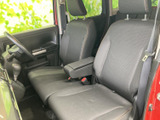 運転席と助手席が並ぶ前席は、落ち着いた色合いでまとまった空間。座面や背もたれの形状が見渡しやすく、乗り込んだ際の視界も開けた印象です。日常の移動にもなじみます。