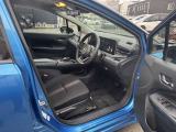 すっきりした運転席周りにはナビやエアコンの操作パネルを設置しておりますので、お一人での運転でもご安心できます。