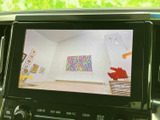 停車中にテレビ番組などの映像を視聴できる画面を備えています。休憩時間や待ち合わせの合間に車内で映像を楽しめるのが便利なポイント。視聴は停車中にお楽しみください。