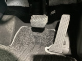 マツダ車の共通するポイントに前輪を前に出し運転席足元スペースを広げたこと!これによりホイールハウスが邪魔にならずにドライバーの中心線を基準とした位置へのペダル配置が可能となりました!