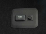 ステアリングスイッチはハンドルを握ったままで各種装備の設定・オーディオの操作が可能。その他衝突軽減ブレーキの設定や踏み間違い等も・・・
