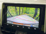 【バックカメラ】駐車時に後方がリアルタイム映像で確認できます。大型商業施設や立体駐車場での駐車時や、夜間のバック時に大活躍!運転スキルに関わらず、今や必須となった装備のひとつです!