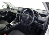 【運転席&助手席】シートは黒を基調にした落ち着いたデザインです。クリーニング済みですので清潔感があり気持ち良く乗っていただけます♪