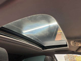 解放感溢れる【サンルーフ】☆車内には爽やかな風や太陽の穏やかな光が差し込みます☆