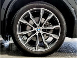 BMWの純正アロイホイールは軽量かつ強度にも優れているホイールで走行性能を引き上げる設計になっております。足元にもBMWは妥協がなくこだわっている個所になります。