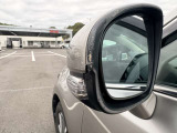 助手席側ドアミラーカバーの割れの写真です。修理も受け付けておりますのでお気軽にスタッフへご相談ください!