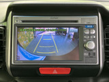 後方の映像に加えて画面上にガイドラインが表示され、駐車時の後方確認を助けます。車庫入れや狭い場所での切り返しなど、周囲の状況を把握したい場面で活用できる便利な装備です。
