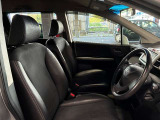 運転席の画像です。足元やシートまわりに余裕があり、リラックスした姿勢で運転が可能です。視界も良好で操作系へのアクセスもしやすく、快適で安心感のあるドライブをサポートします。