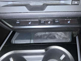 運転席&助手席には、シートヒーターが備わっており、快適にドライブしていただけます。