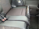 急ブレーキで後部座席の荷物がすっ飛びにくい壁を作れます。【もちろん畳めます】