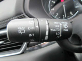 雨量に応じて自動でワイパーが動くレインセンサーワイパーを搭載。また、感度調整機能付ですので、お客様一人ひとりのお好みに合わせてワイパーの作動感度を調整することができます。