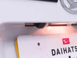 このお車はバックカメラが付いています。ナビをつければ連動できます。バックの操作が楽になります。