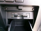 ETC車載器を装備しています。高速道路の料金所もストレスなく通行できます。すっきりとしたビルトインタイプですよ。