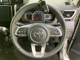 手元に各種スイッチを備え、運転姿勢を大きく変えずに車両機能を扱いやすい仕様です。握りやすい形状と見やすい表示で、日々の運転をサポートする装備として活躍します。